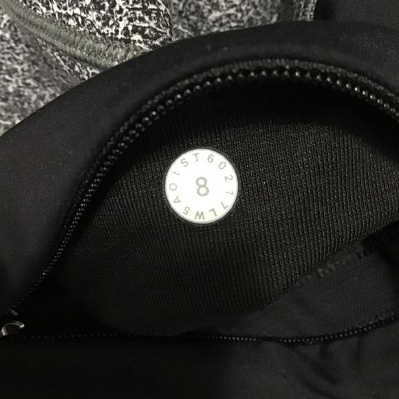 LULULEMON Run the Day 7/8 Tight (25”) in Fractal Dark Starlight Black. - Picture 9 of 9